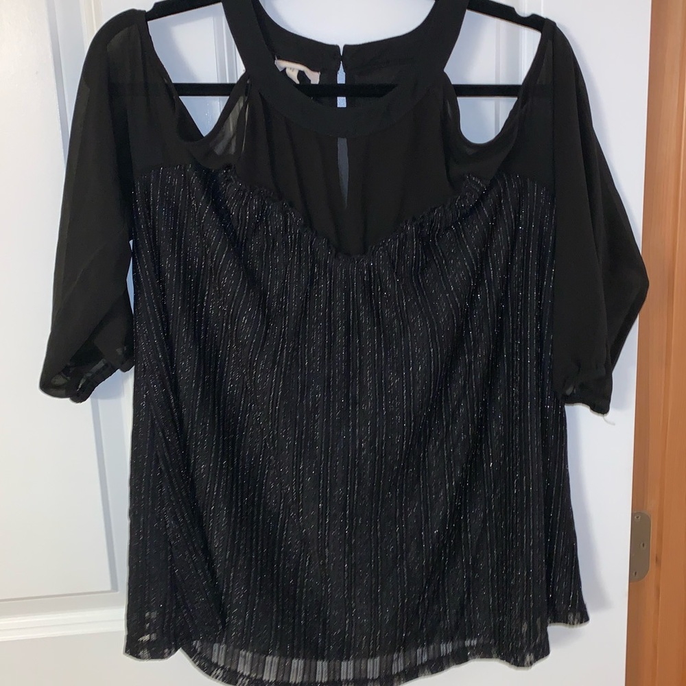 Back Maurices V Neck off the Shoulder blouse with Long sleeves
